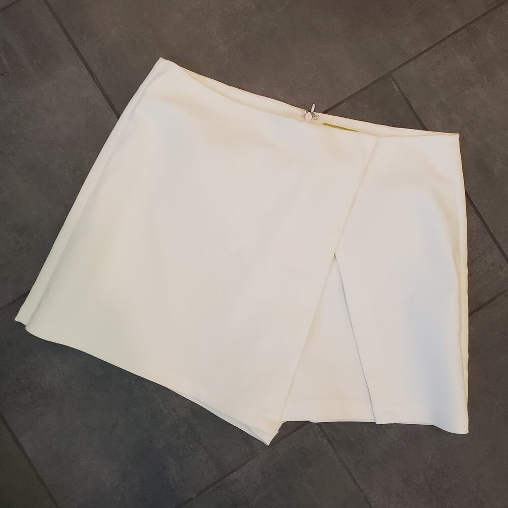 GIANNI BINI Asymmetrical Wrap Cream Ivory Mini Skort Size Medium